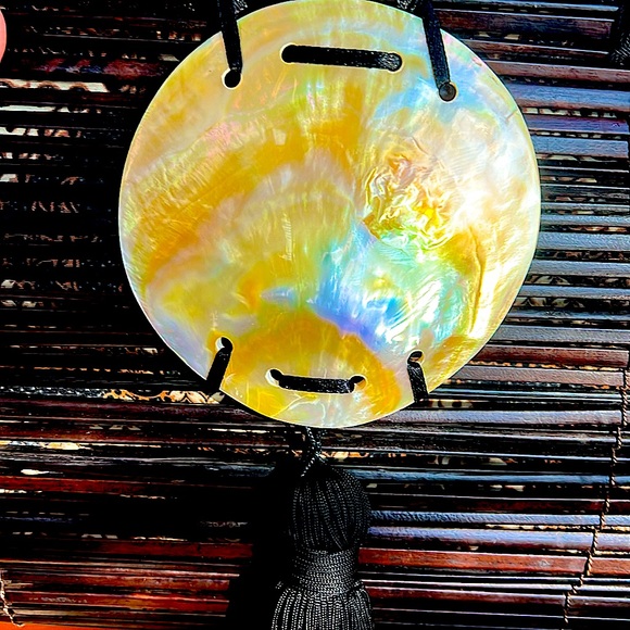 MangosMotherof PearlBambooBrown handbagDoublelonghandles and tassel.IsIt A CG?NO - Picture 9 of 10